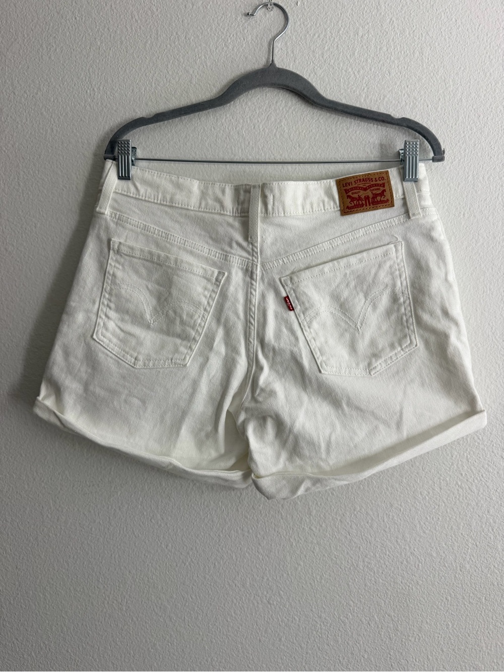 Levi’s Women’s Classic White Mid Length Denim Shorts Size 31 - Picture 2 of 4